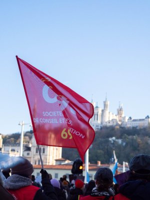 Drapeau de la CGT Setud 69 devant la ville de Lyon